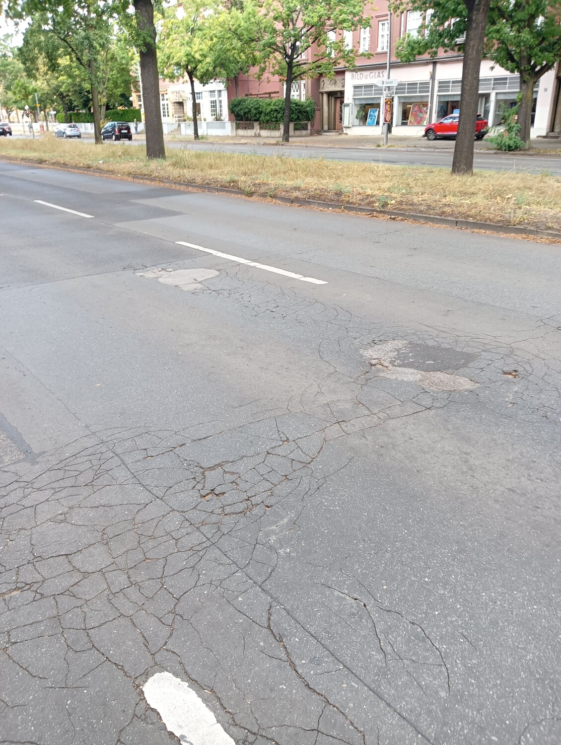 Beispielfoto des Fahrbahnzustands vor der Baumaßnahme - Unter den Eichen