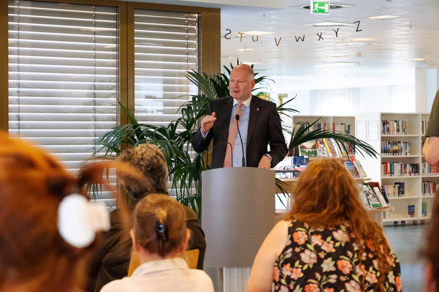 Bezirksstadtrat Tim Richter spricht bei der Veranstaltung zum Welt-Alphabetisierungs-Tag in der Ingeborg-Drewitz-Bibliothek