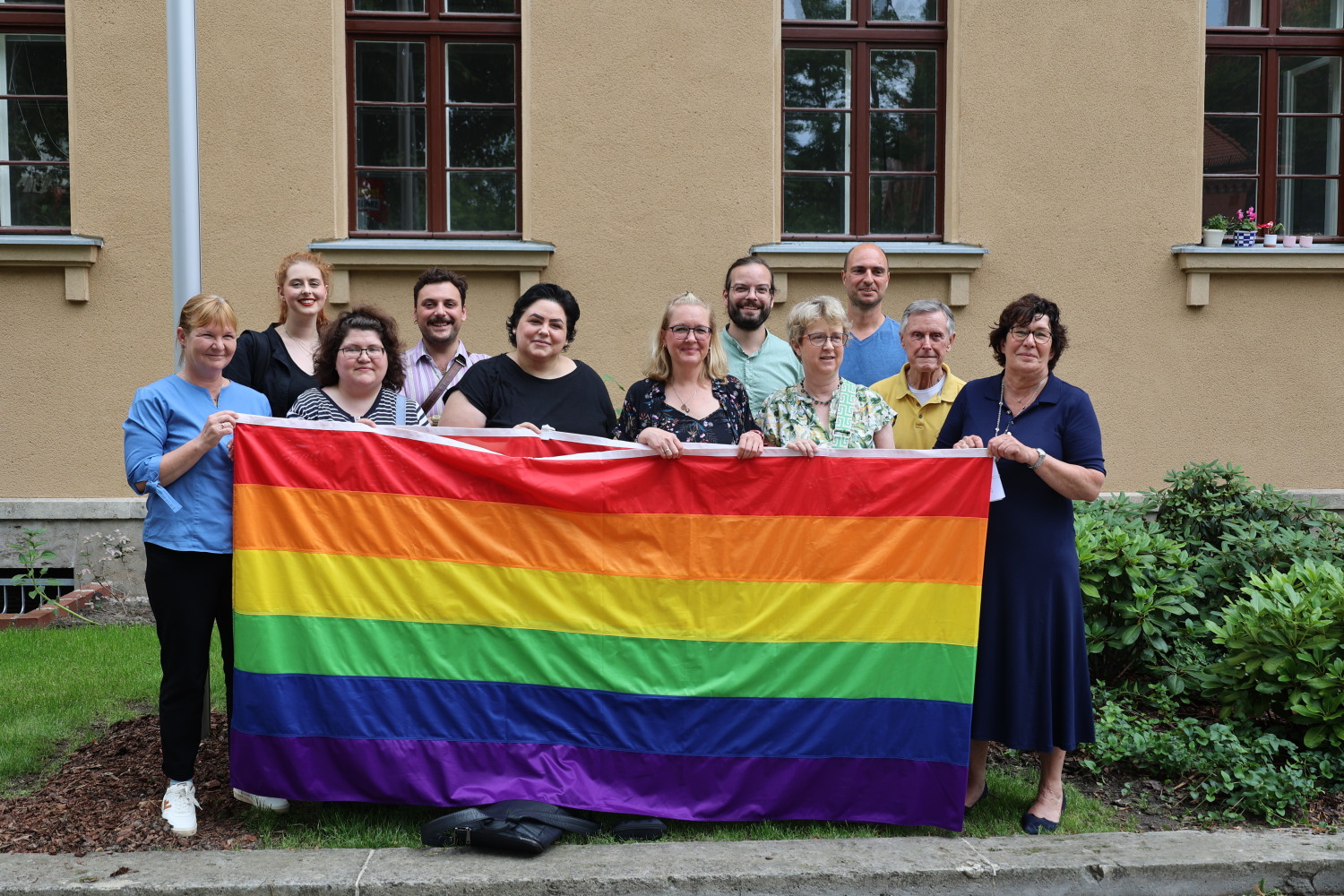 Bezirksverordnete der Grünen und SPD zusammen mit Bezirksstadträtin Carolina Böhm (vorne links) und Bezirksbürgermeisterin Maren Schellenberg (vorne rechts) mit einer Regenbogenflagge