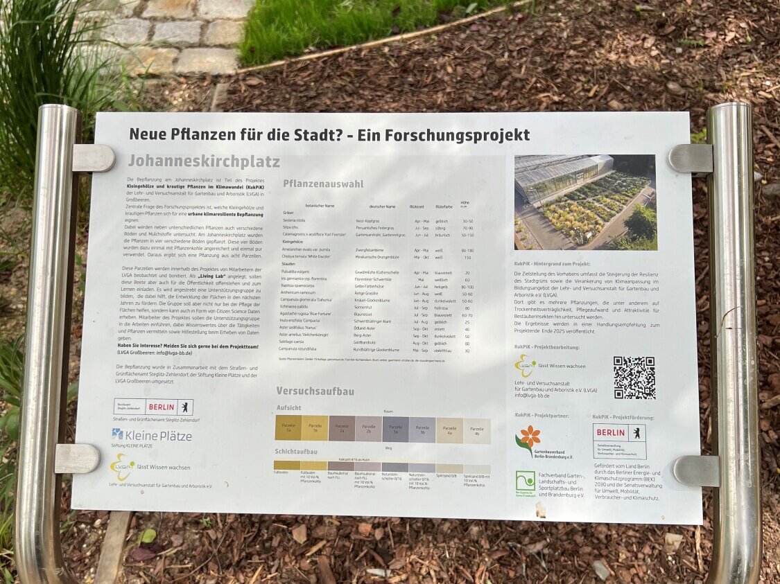 Informationsschild am Johanneskirchplatz: Neue Pflanzen für die Stadt? - Ein Forschungsprojekt