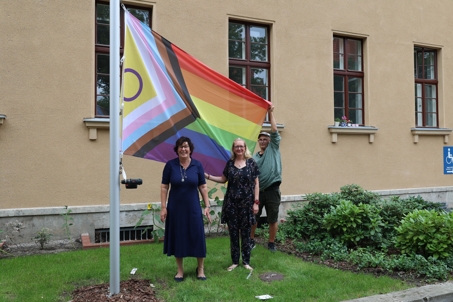 Bezirksbürgermeisterin Maren Schellenberg und Yasmine-Blanche Werder (Vorstandsmitglied des LSVD Berlin-Brandenburg)