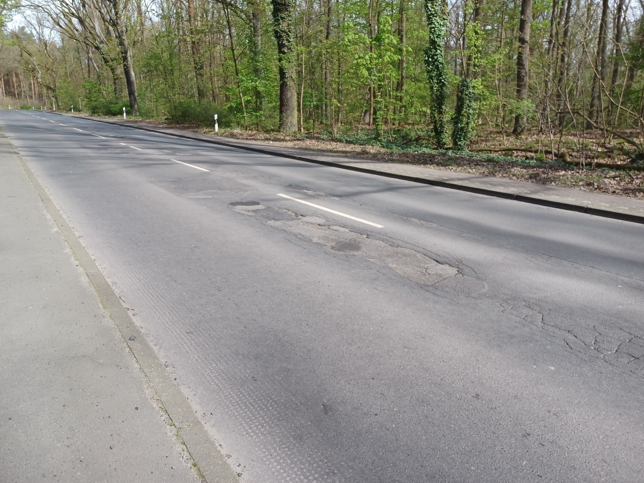 Aktueller Zustand der Fahrbahn in der Onkel-Tom-Straße im Abschnitt zwischen Fenngraben und Hüttenweg