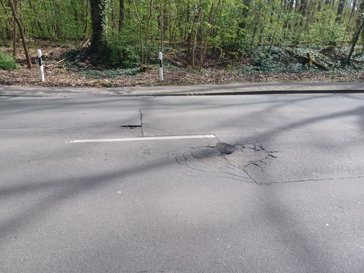 Fahrbahnzustand der Onkel-Tom-Straße im Abschnitt zwischen Fenngraben und Hüttenweg