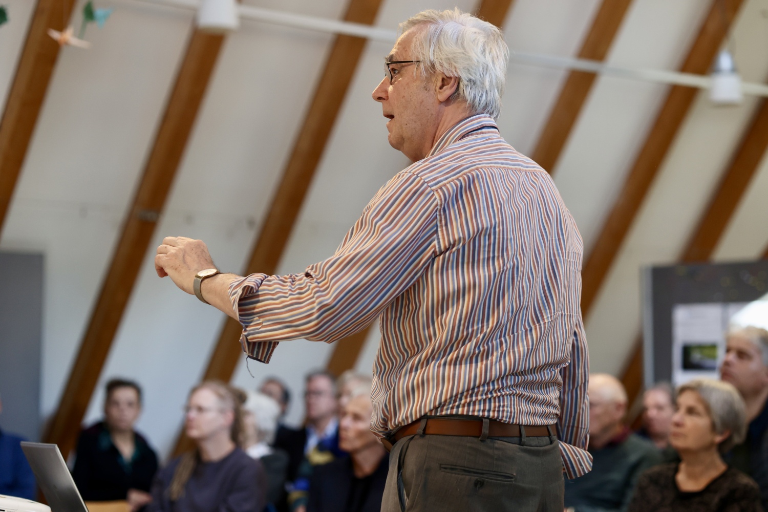 Kurzer Input eines Vertreters der Initiative „WIR in Schlachtensee“ zu Beginn der Informationsveranstaltung mit Workshop zum Thema „Klimasensibler Umbau der Waldparkanlagen an der Krumme Lanke und dem Schlachtensee“ am 11.10.2024