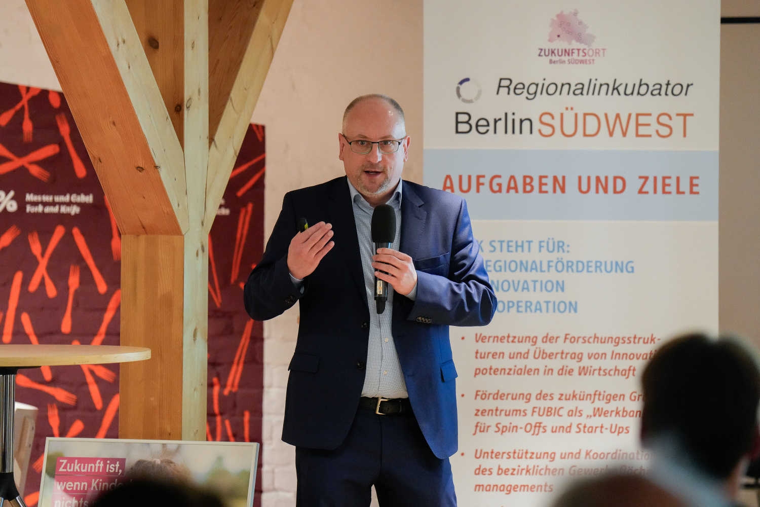 Prof. Dr. Sascha Rohn beim Halten seines Vortrags im Rahmen des RegioTALK