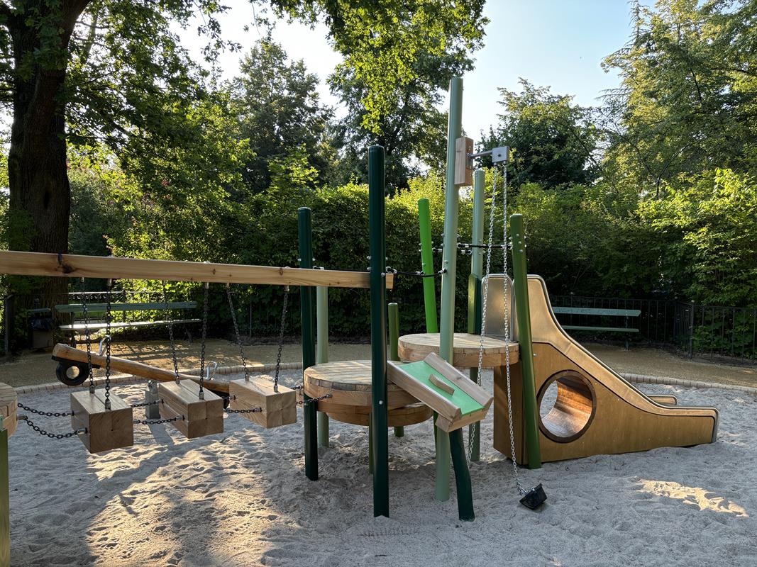 Spielgerät mit Balancierbrücke und Rutsche auf dem Spielplatz am Augustaplatz