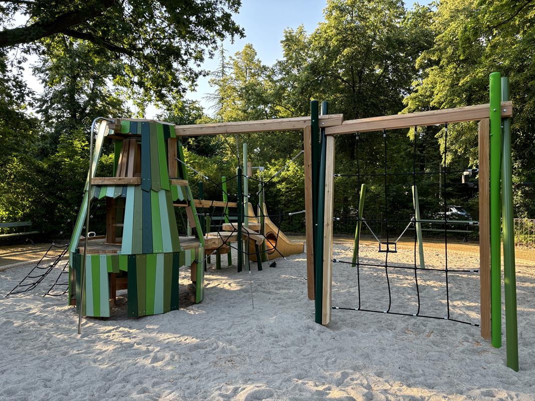 Spielgerät mit Kletternetz auf dem Spielplatz am Augustaplatz