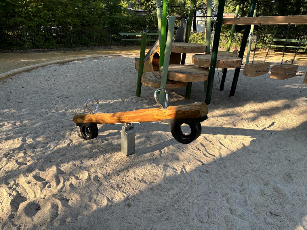 Wippe auf dem Spielplatz am Augustaplatz