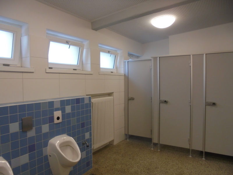 Clemens Brentano Grundschule saniertes Toilettenhäuschen