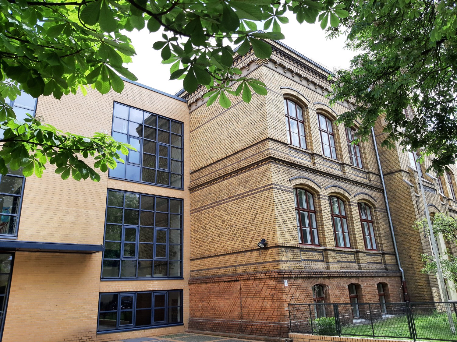 Grundschule unter den Kastanien - Übergang Neubau/Altbau mit sanierten Altbaufenstern - 27.05.2021