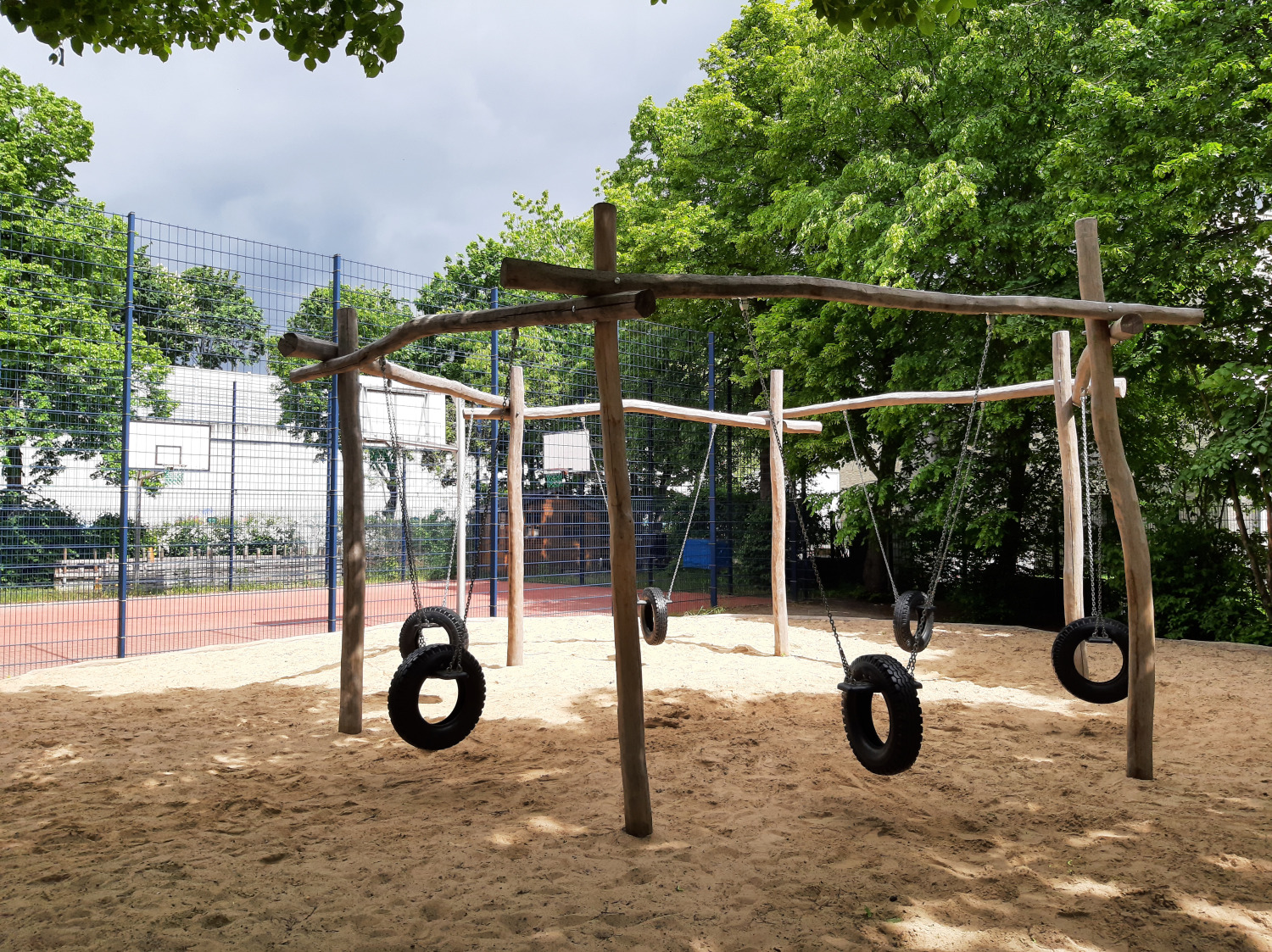 Grundschule unter den Kastanien - Spielgerät im Schulhof - 27.05.2021