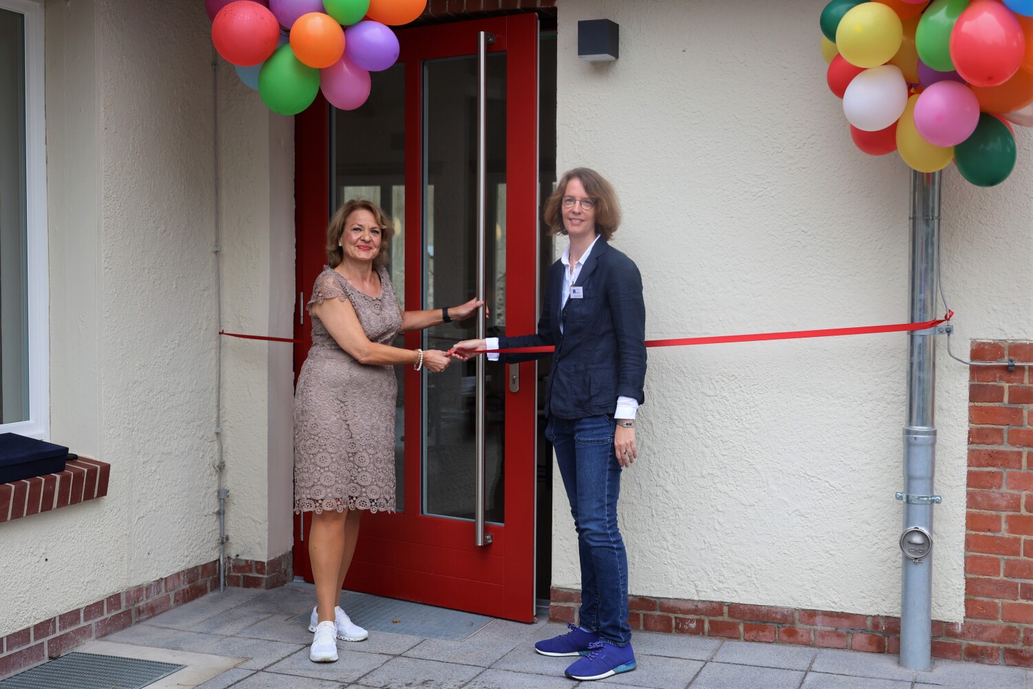 Schulleiterin Monika Leisner und stellv. Schulleiterin Sandra Sobeck bei der Einweihung der neuen Mensa der Nord-Grundschule