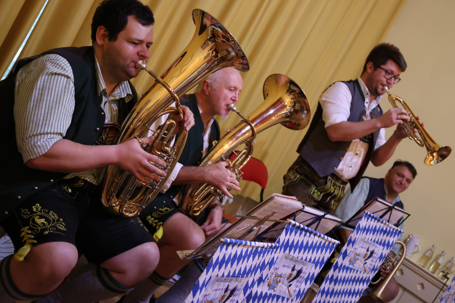 Auftritt der Blaskapelle Kindsbiermusi aus Bad Endorf am Chiemsee 02