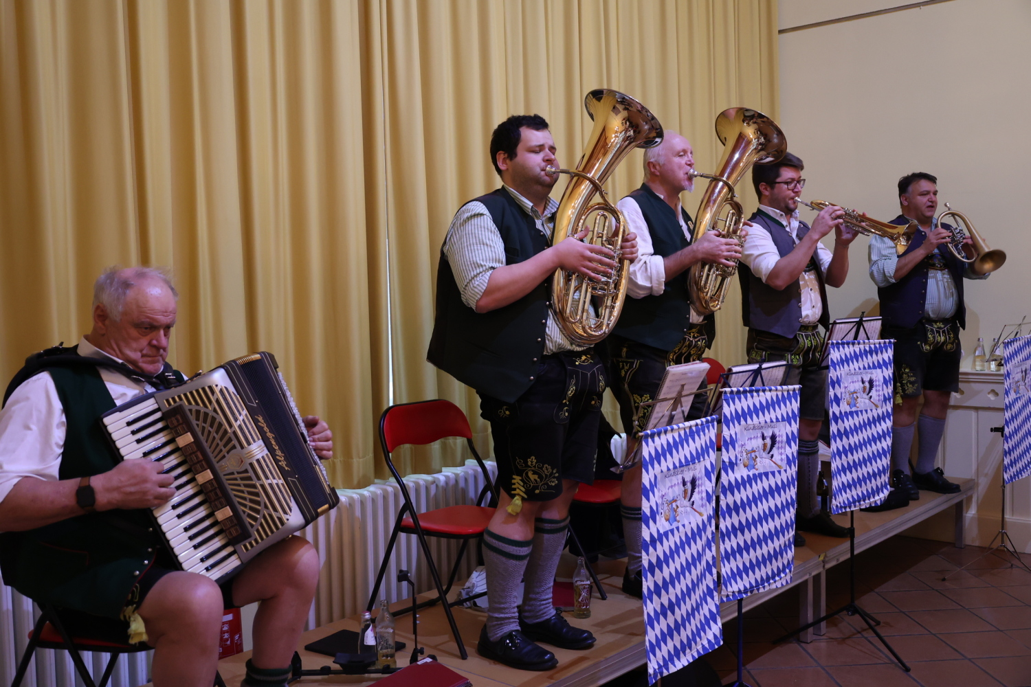 Auftritt der Blaskapelle Kindsbiermusi aus Bad Endorf am Chiemsee 03