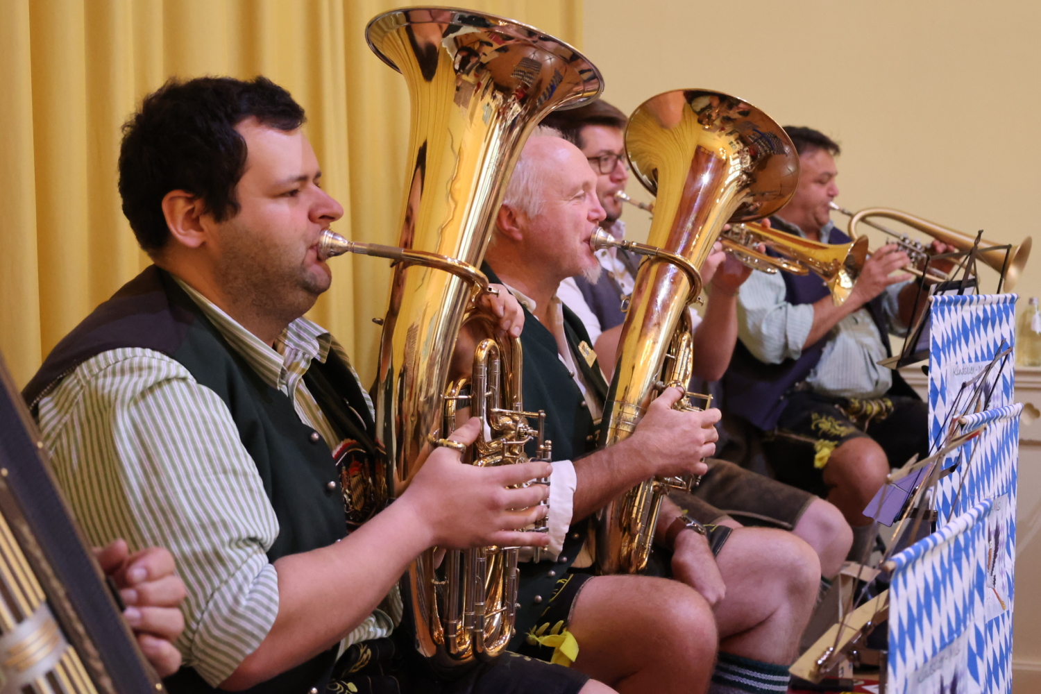 Auftritt der Blaskapelle Kindsbiermusi aus Bad Endorf am Chiemsee 04