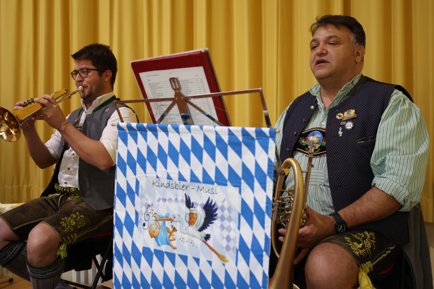 Kapellmeister Michi Weiss (rechts) und Johannes Thusbass, Bürgermeister der Gemeinde Prutting (links)