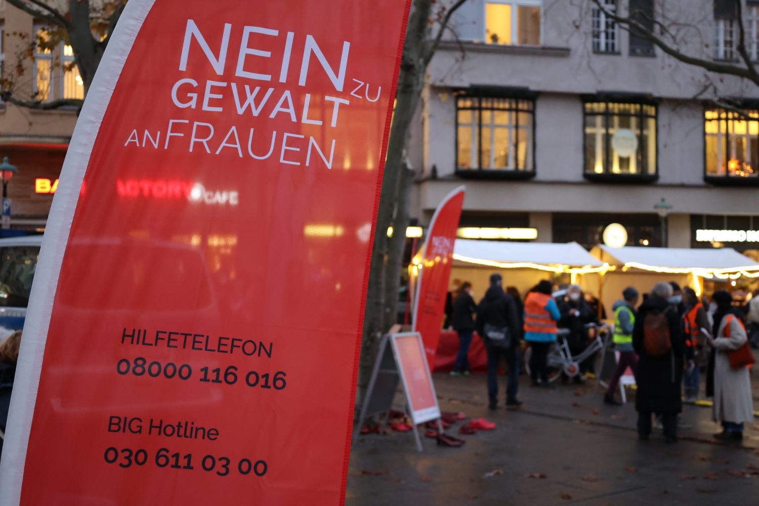 Aktion zum Internationalen Tag gegen Gewalt an Frauen 2021 auf dem Hermann-Ehlers-Platz in Steglitz mit Angabe der Nummer des Hilfetelefons: 08000 116 016 und der BIG Hotline: 030 611 03 00