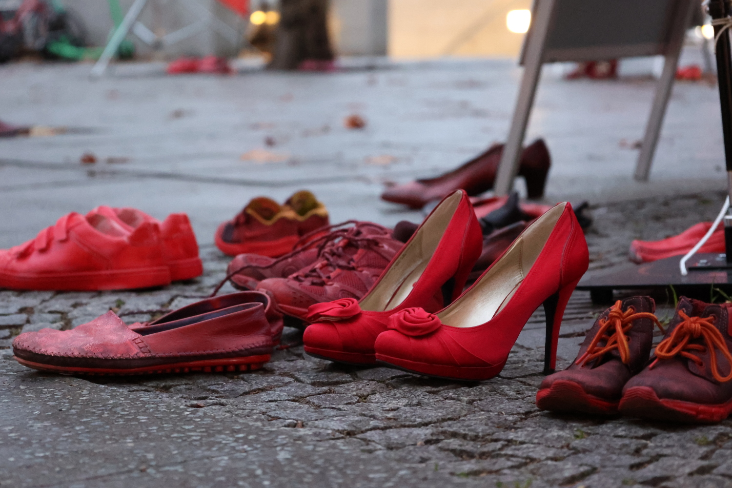 Rote Schuhe als Symbol zum Internationalen Tag gegen Gewalt an Frauen