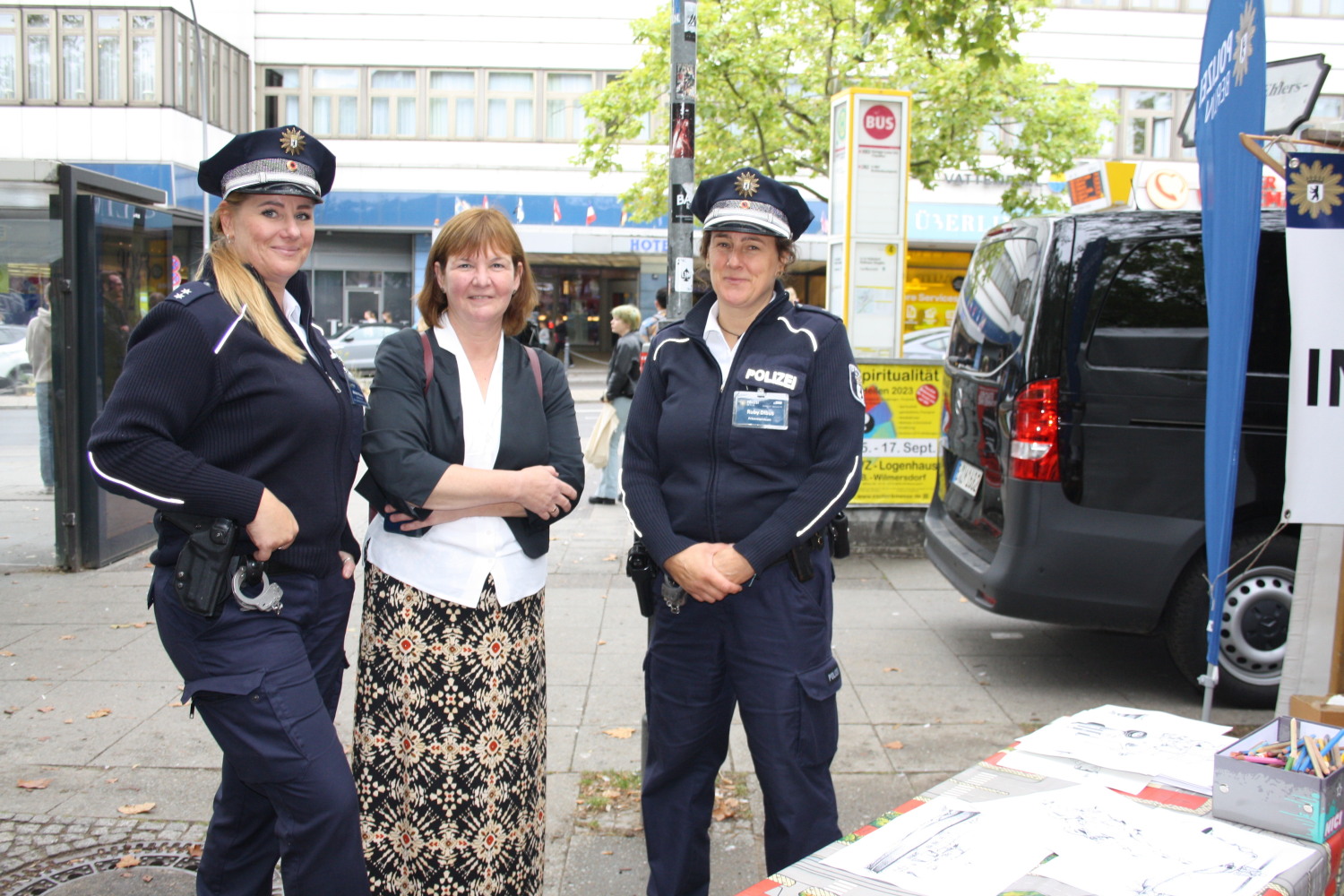 Polizei Dir 4 mit Bezirksstadträtin Carolina Böhm