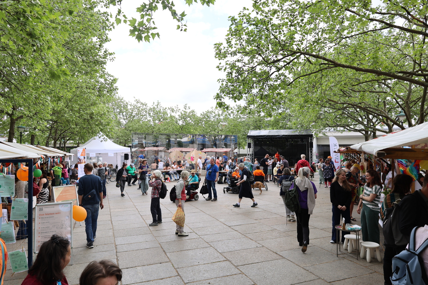 Blick auf den Hermann-Ehlers-Platz beim Aktionstag BUNT VERBINDET