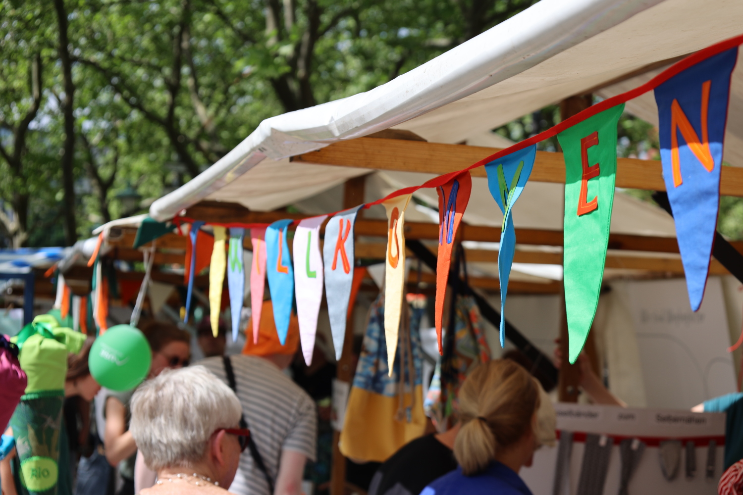 Bunte Stände beim Aktionstag BUNT VERBINDET - Alle sind willkommen