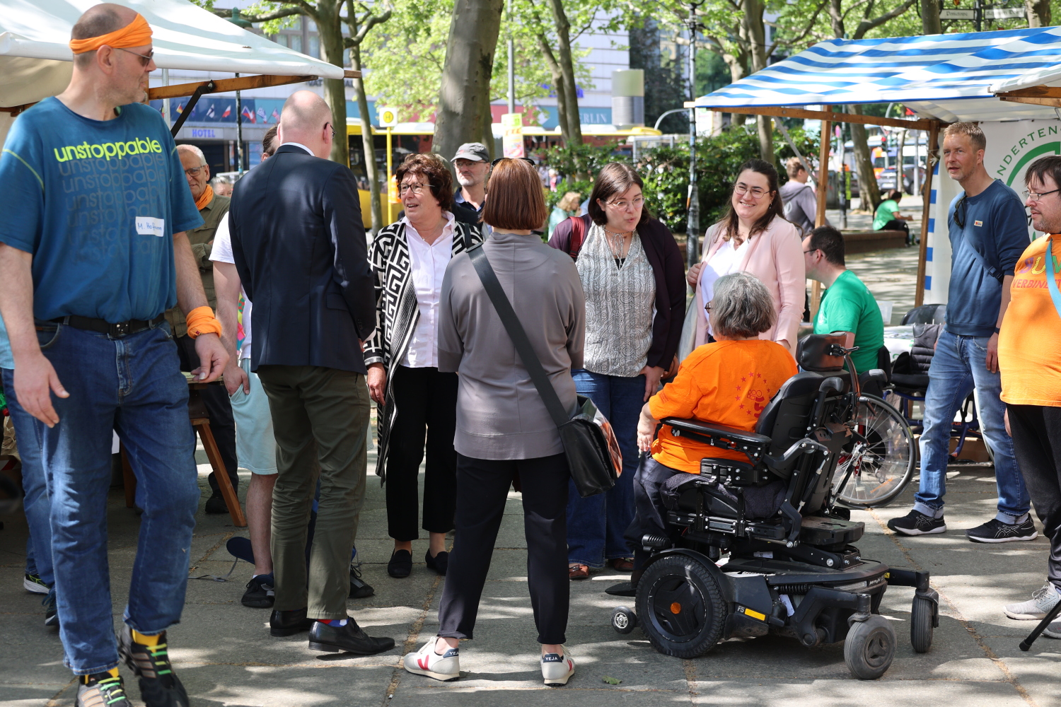 Frau Moritz (Beauftragte für Menschen mit Behinderungen) begrüßt Vertreterinnen und Vertreter des Bezirksamtes Steglitz-Zehlendorf