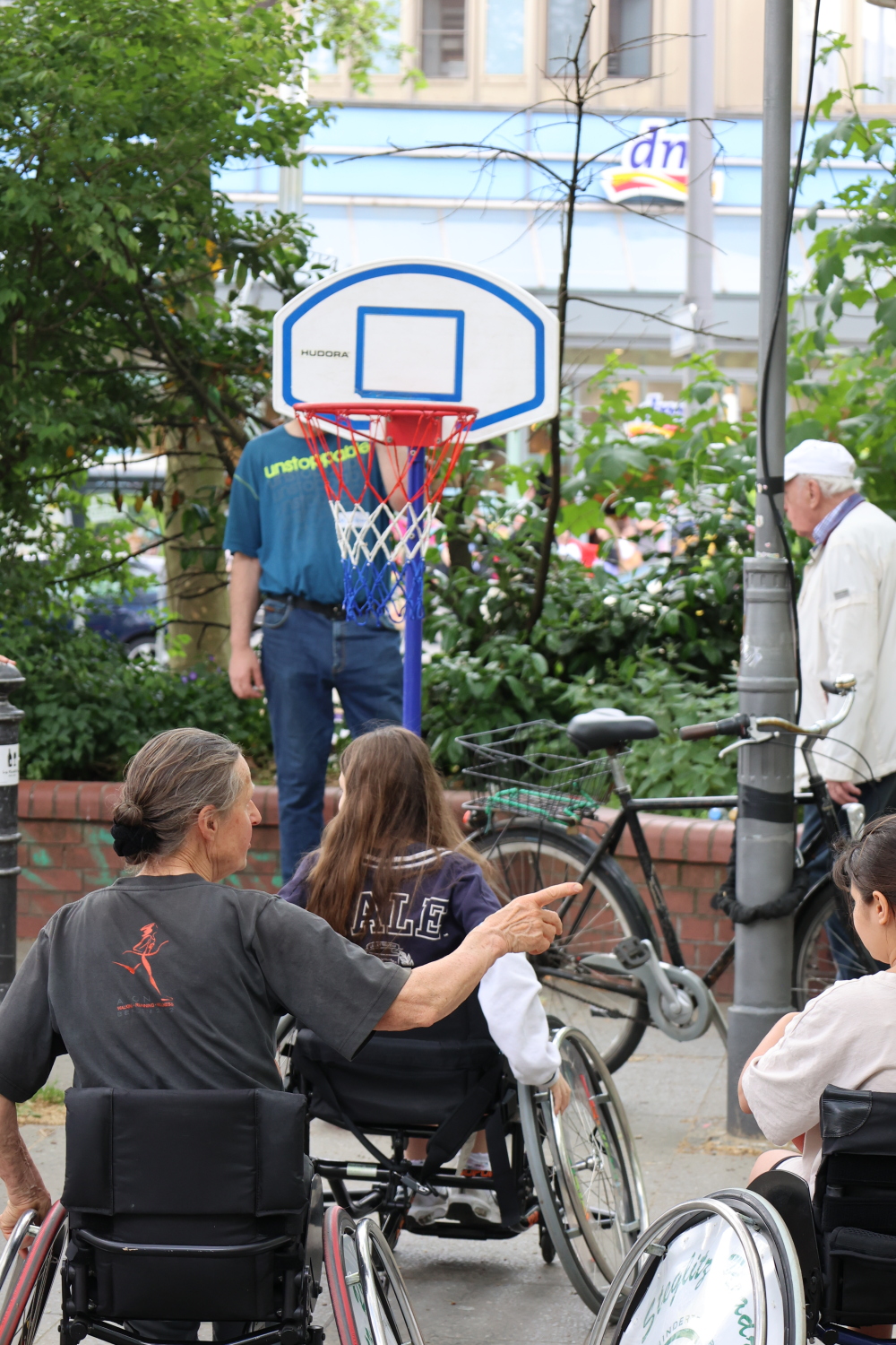 Interessierte Menschen konnten eine Runde Rollstuhlbasketball spielen