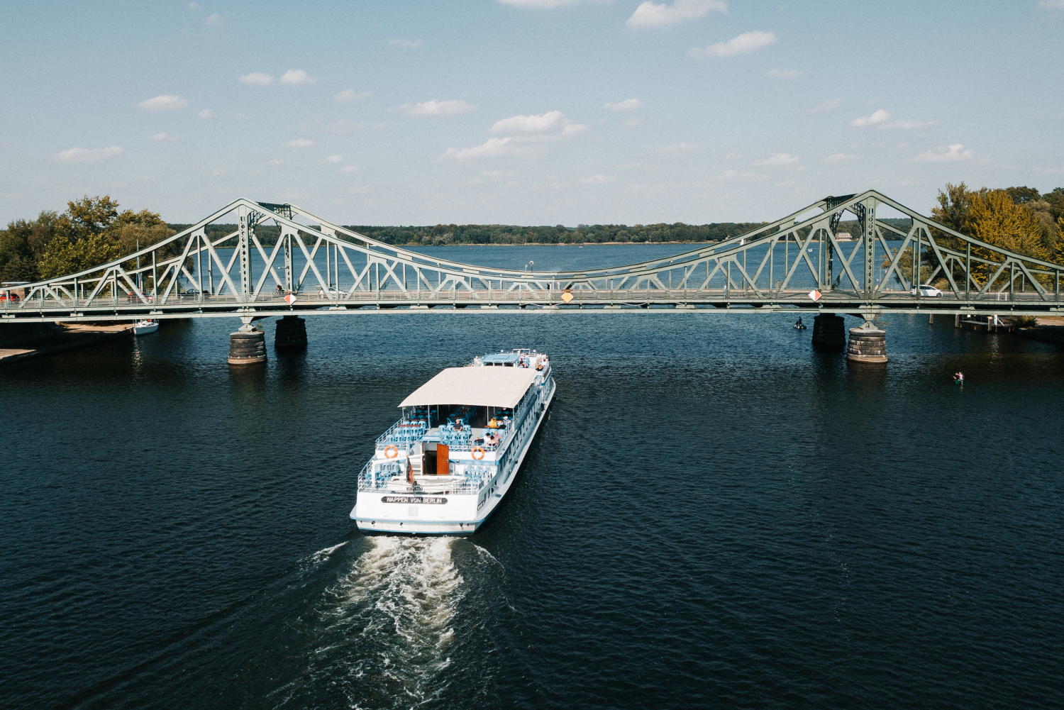 Glienicker Brücke mit Boot