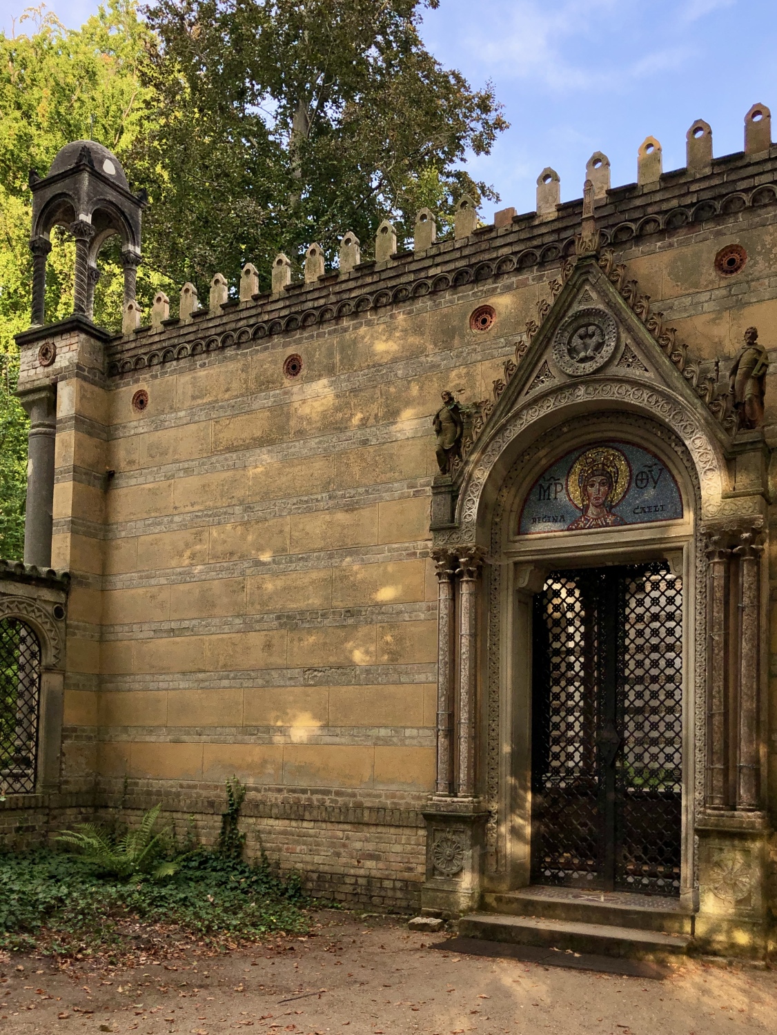 Alte Klosterruine im Schlosspark Glienicke (August 2022)