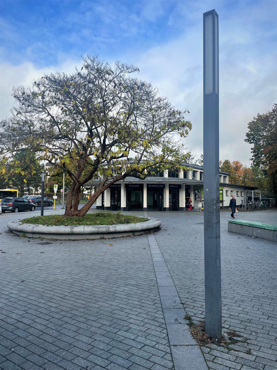 Blick auf den Alfred-Grenander-Platz und U-Bahnhof Krumme Lanke