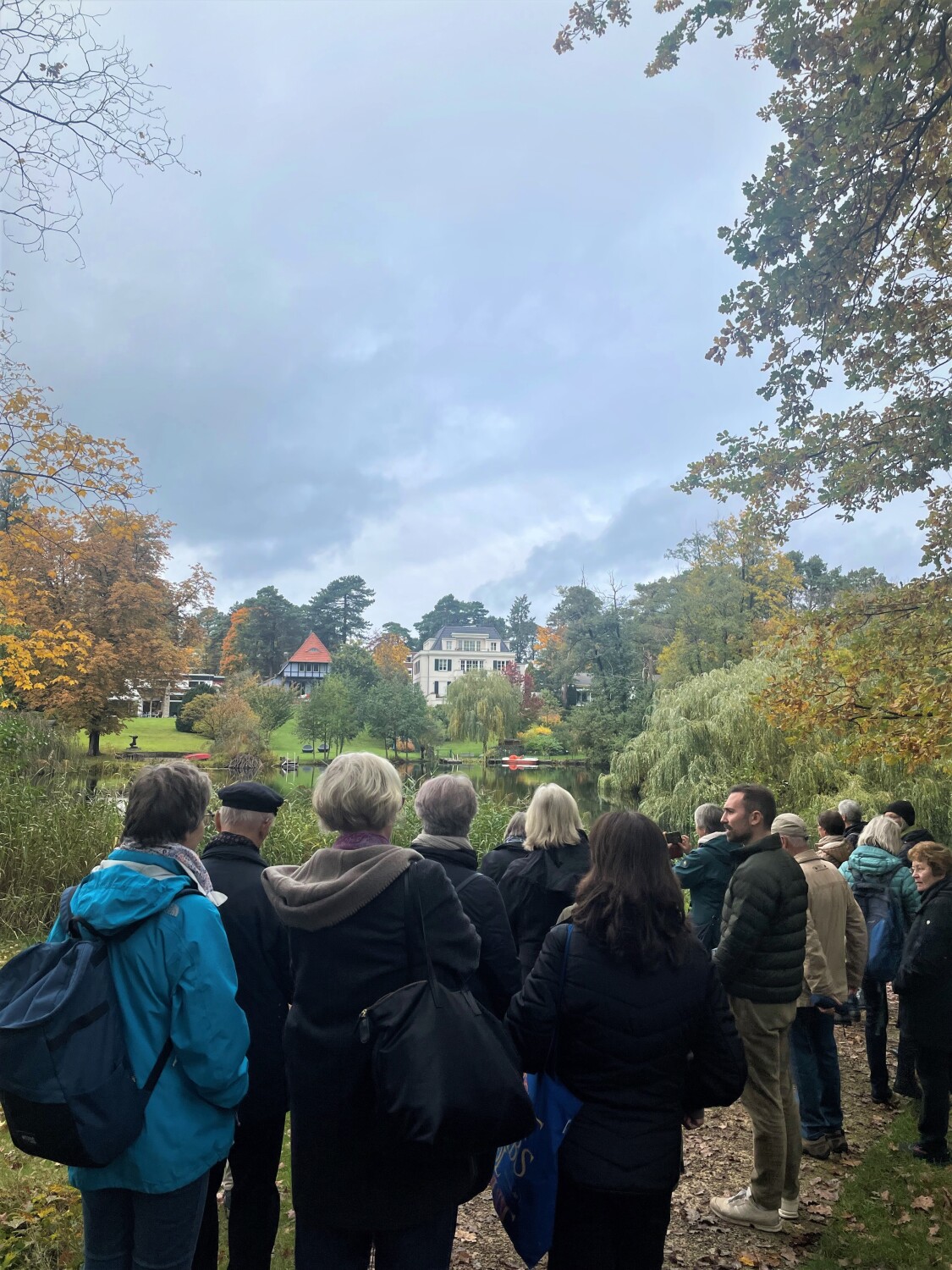 Die Teilnehmenden blicken auf den Waldsee