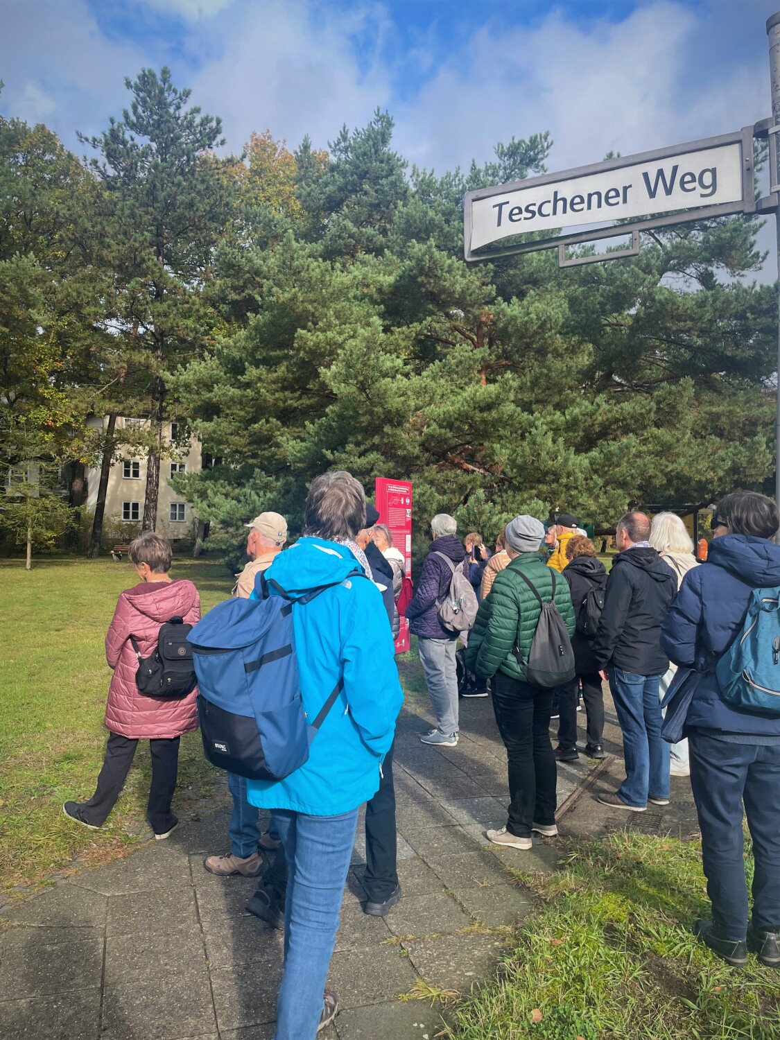 Kurzer Stop vor der Informationsstele zur ehemaligen SS Kommandantensiedlung