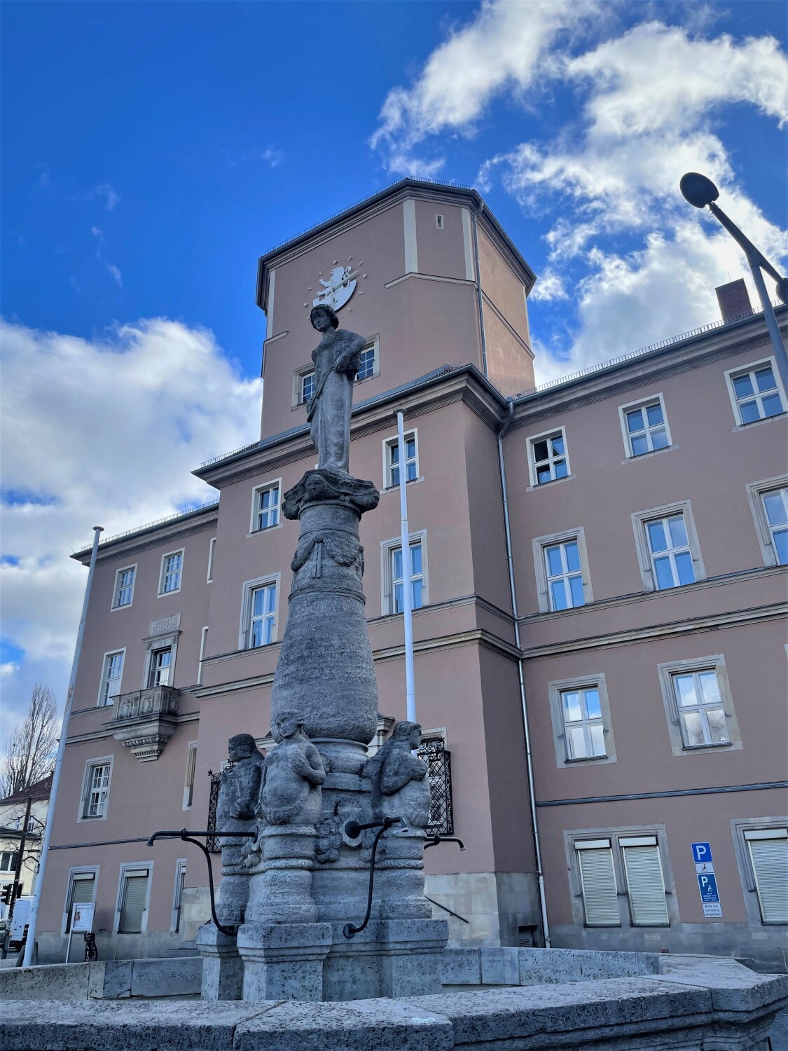 Rathaus Lankwitz mit Vier-Winde-Brunnen