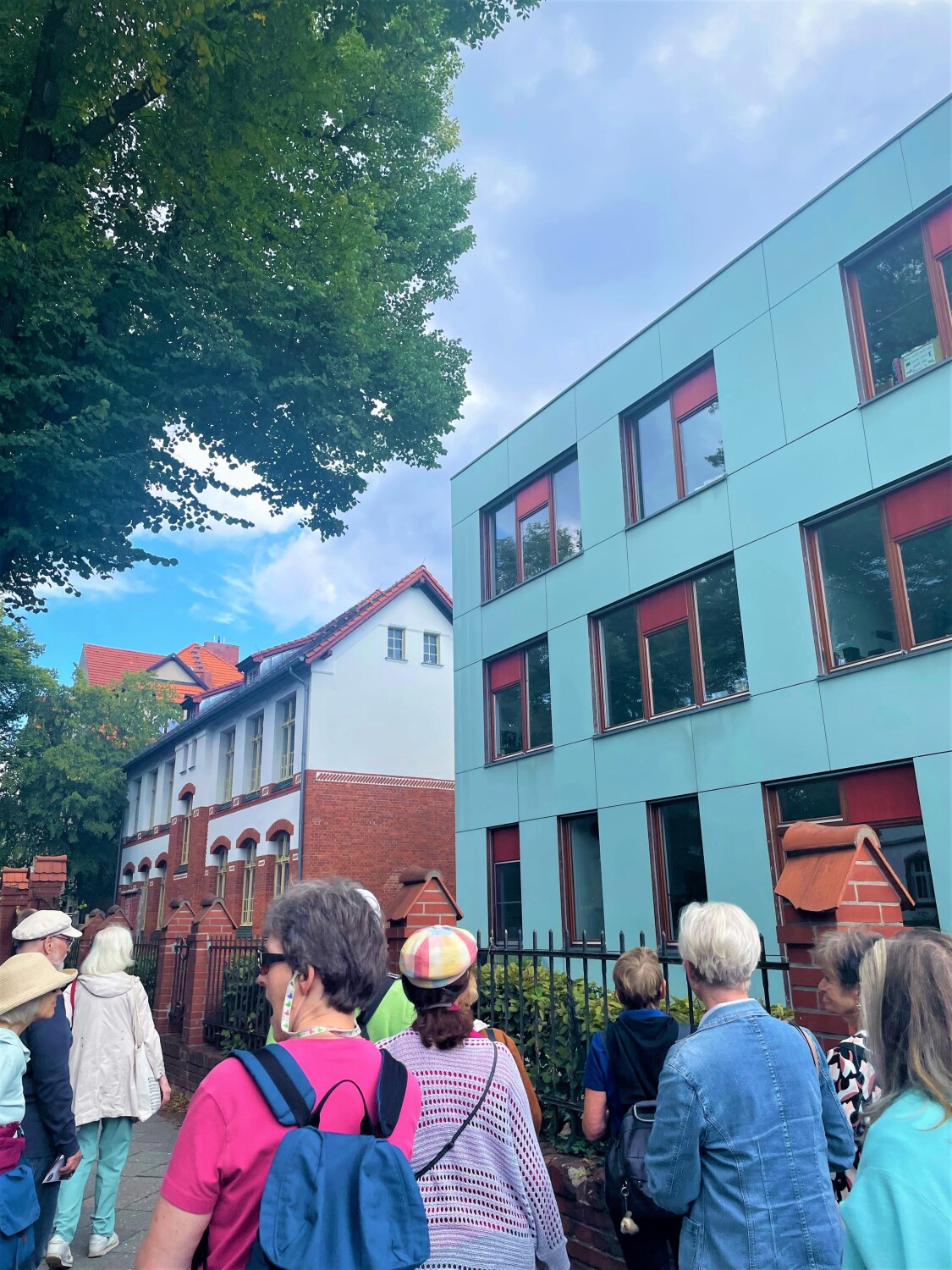 Spaziergangsteilnehmende vor der Clemens-Brentano-Grundschule