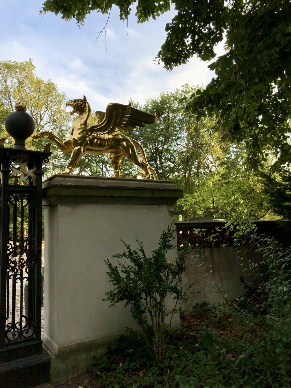 Schloss Glienicke - Torpfosten mit goldener Skulptur