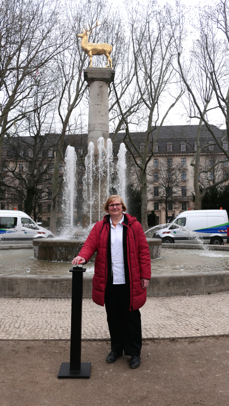 Bezirksbürgermeisterin Angelika Schöttler vor dem Brunnen im Rudolph-Wilde-Park