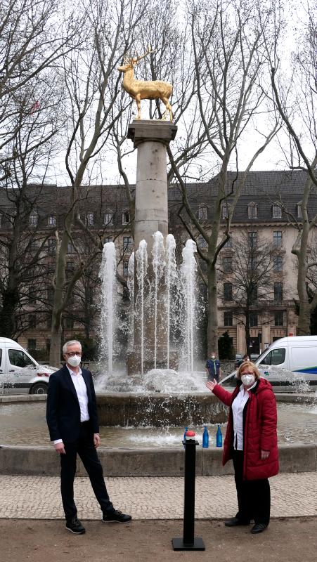 Bezirksbürgermeisterin Angelika Schöttler und Wasserbetriebe-Vorstandschef Jörg Simon vor dem Brunnen im Rudolph-Wilde-Park