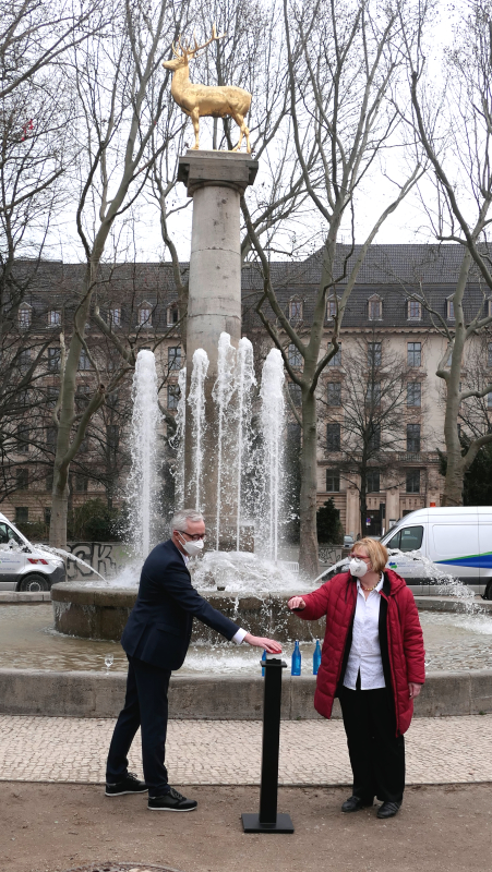 Bezirksbürgermeisterin Angelika Schöttler und Wasserbetriebe-Vorstandschef Jörg Simon vor dem Brunnen im Rudolph-Wilde-Park