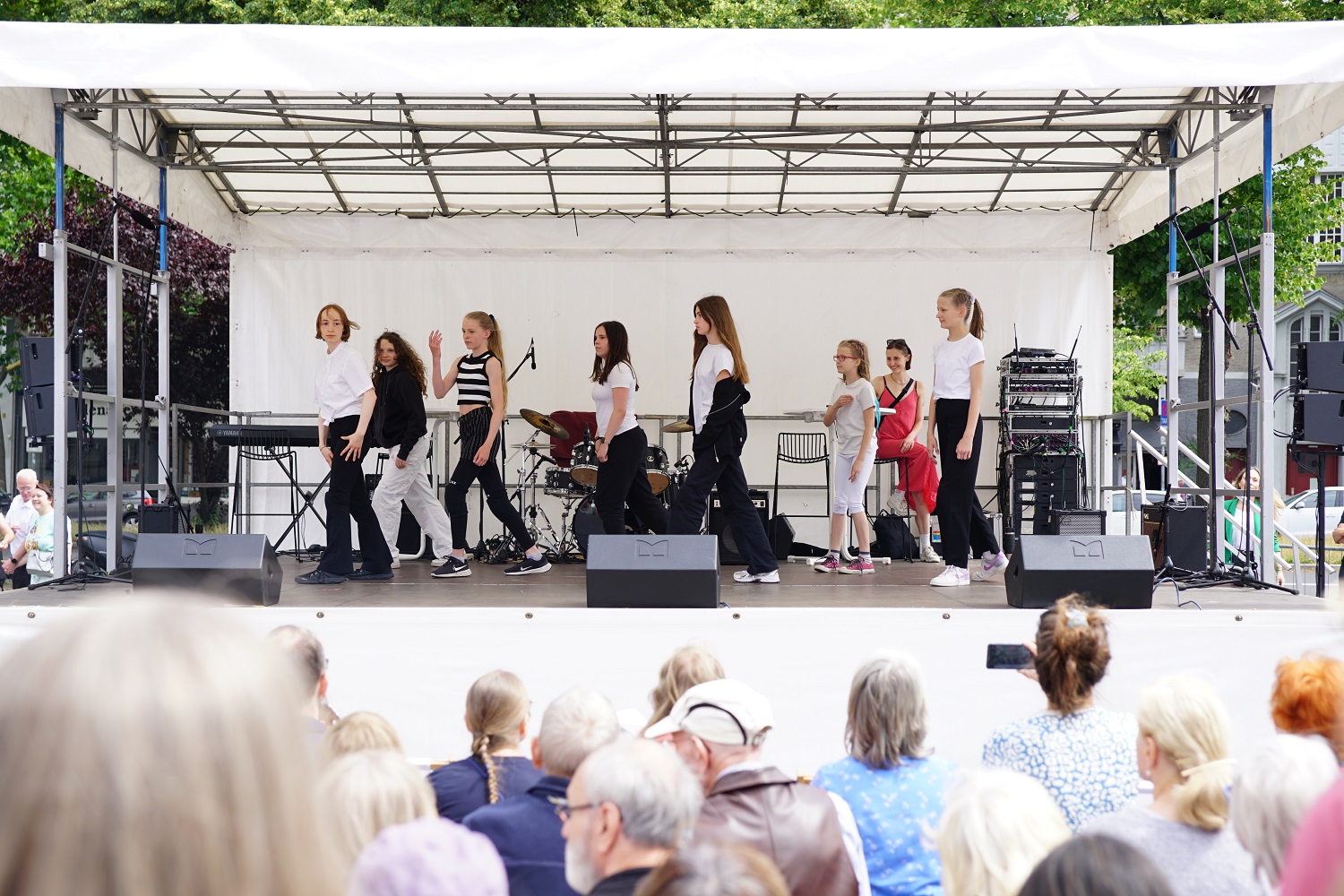 mehrere Mädchen tanzen auf einer Open-Air-Bühne