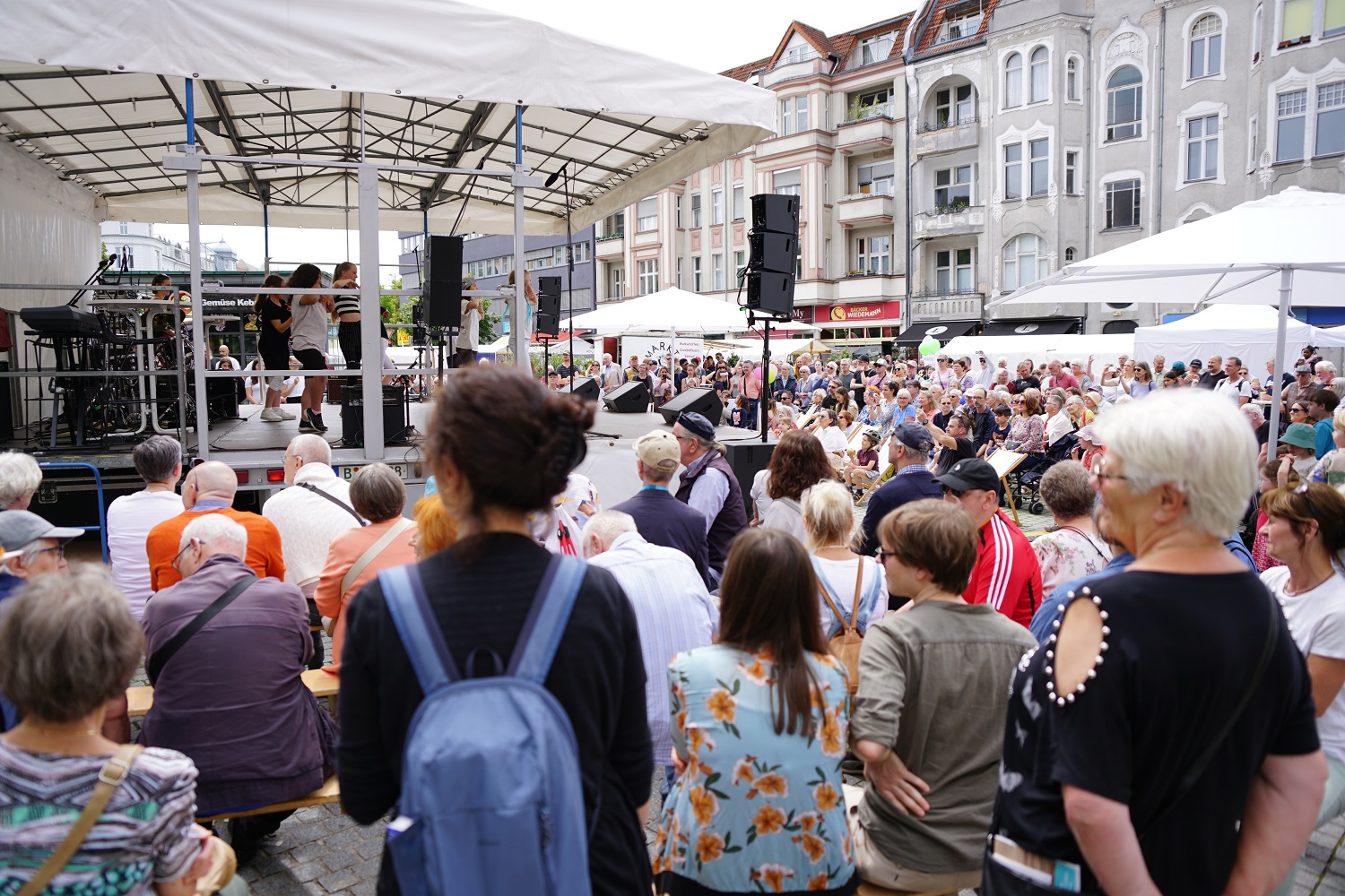 viele Menschen stehen an einer Open-Air-Bühne