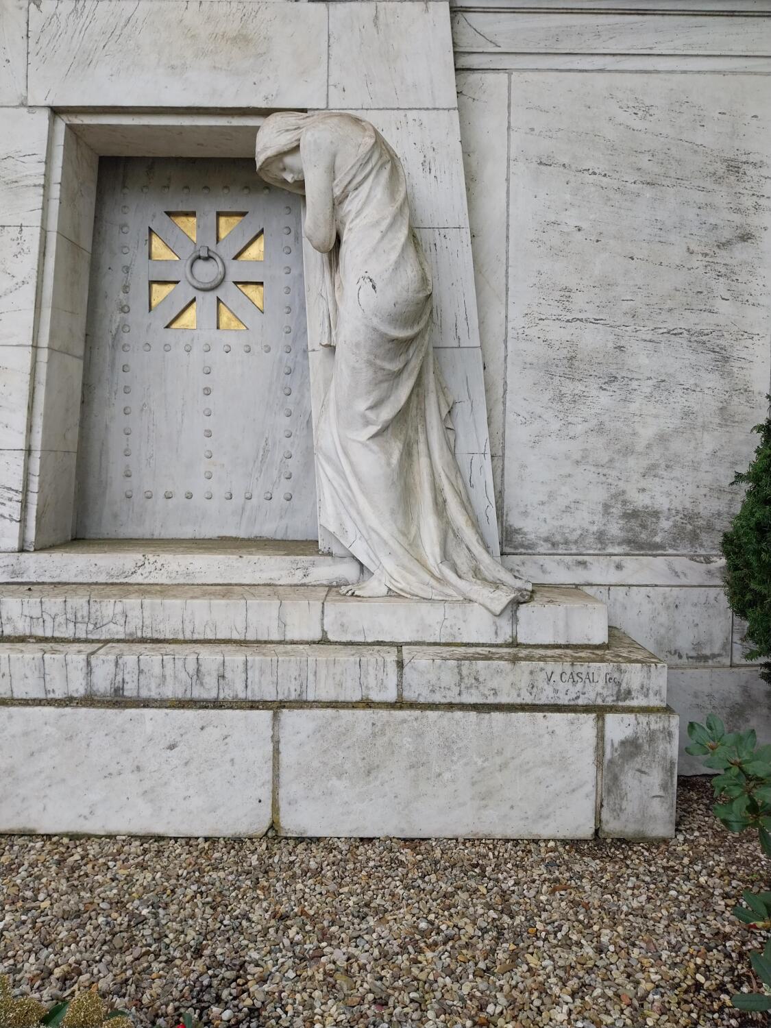 Ein Grab mit einer Frau aus Stein