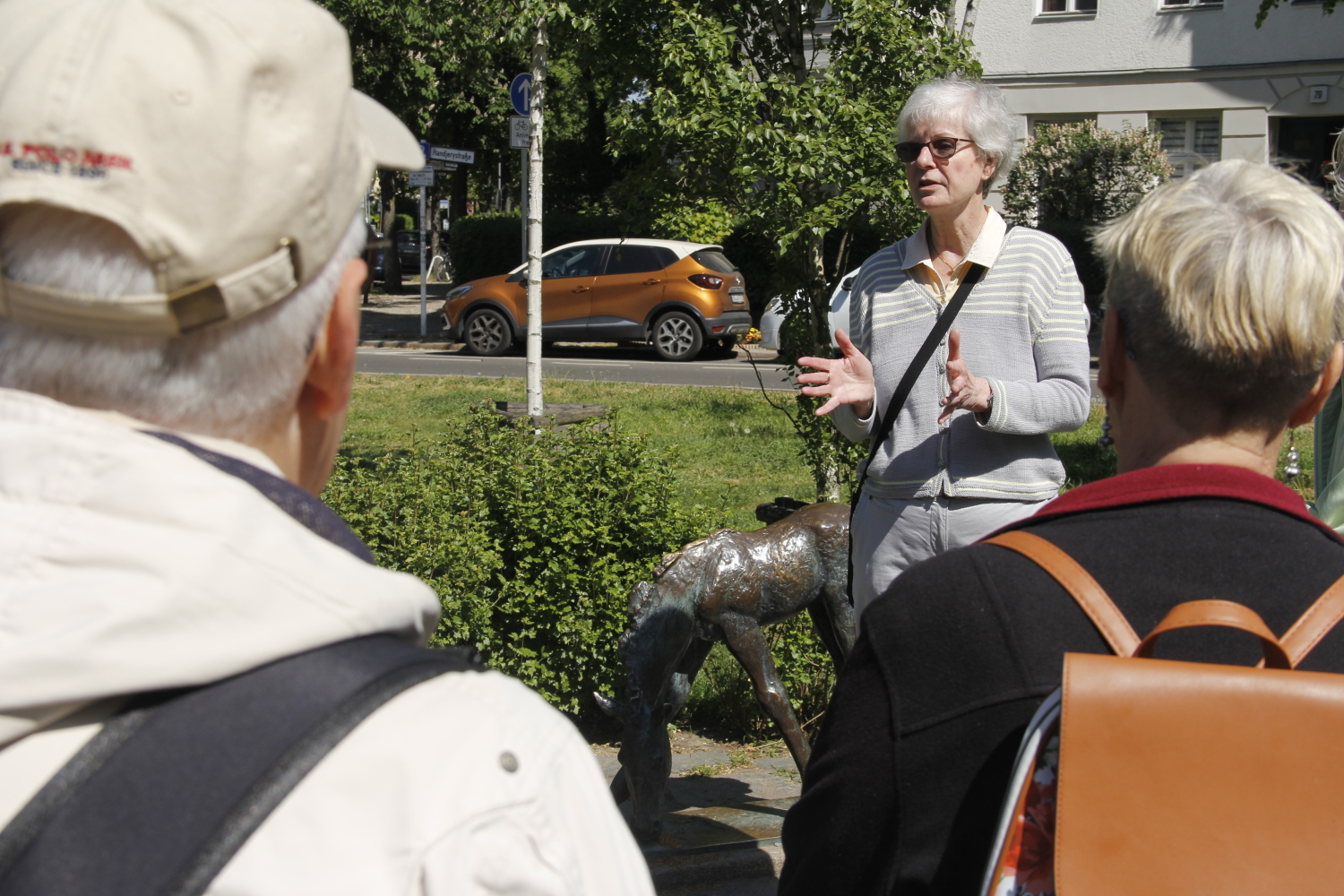 eine Frau spricht zu Menschen