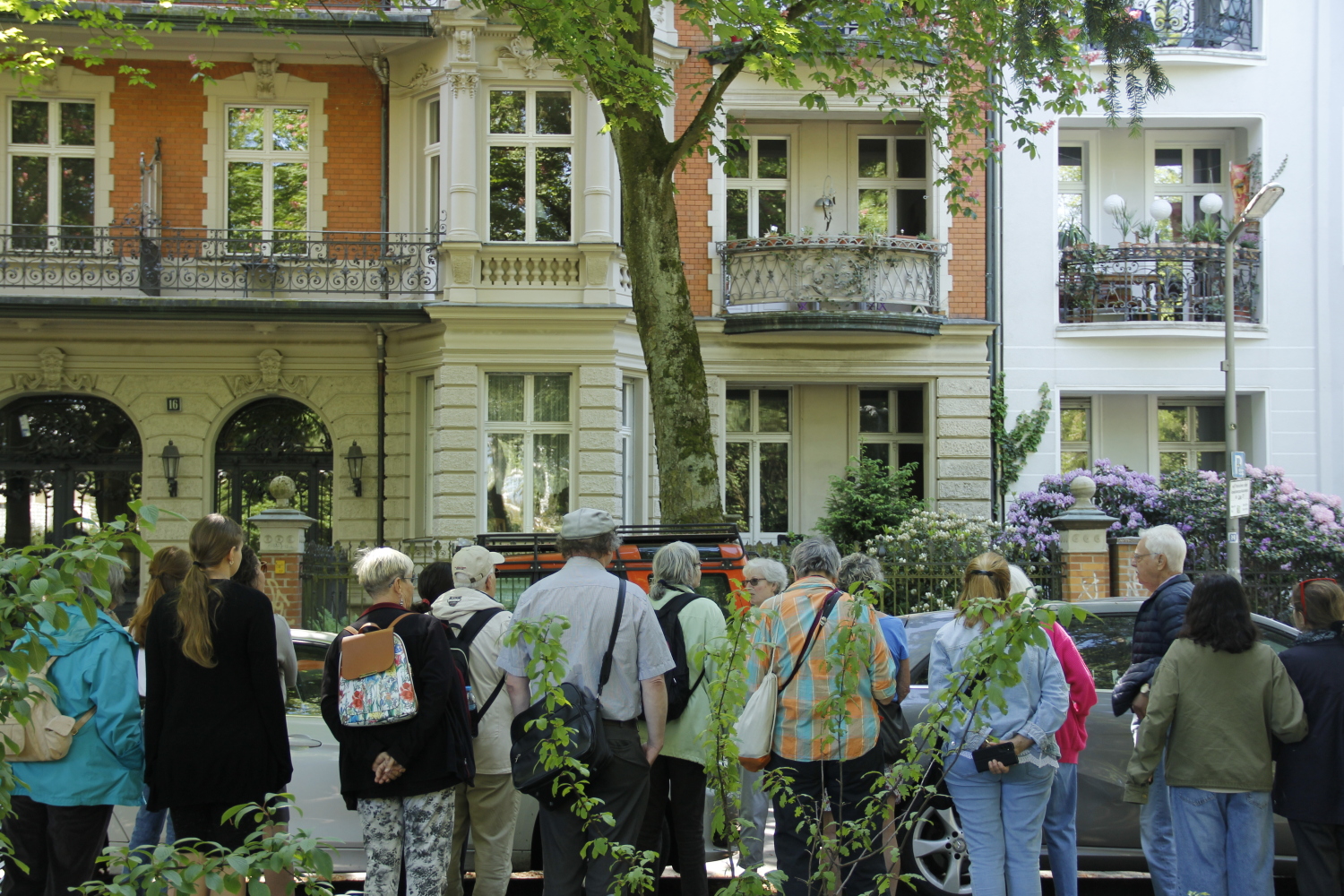 Menschen versammelt vor einem Haus