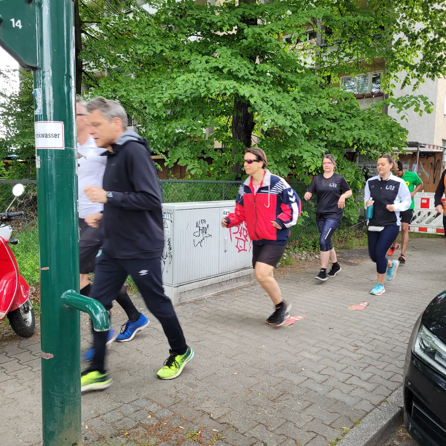 Erwachsene joggen über Gehweg