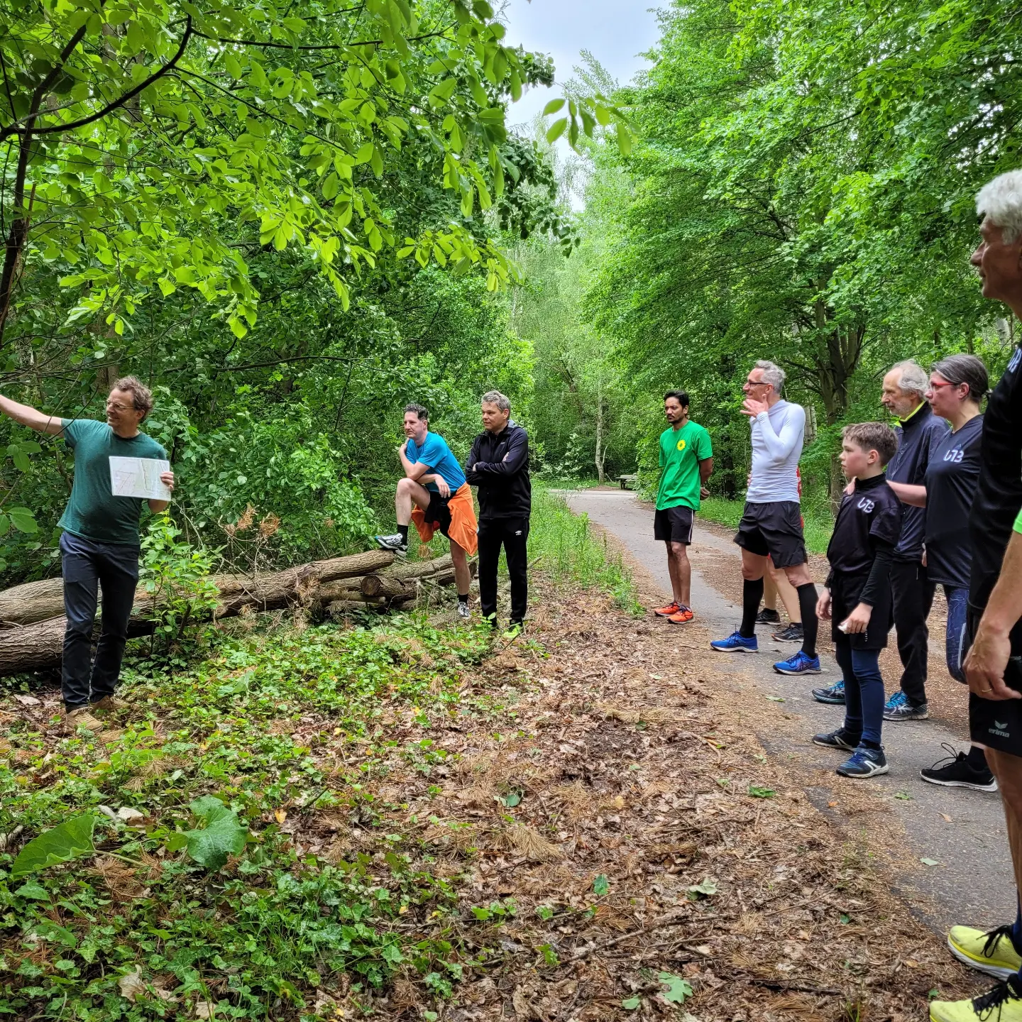 Eine Gruppe von Menschen auf einem Waldweg