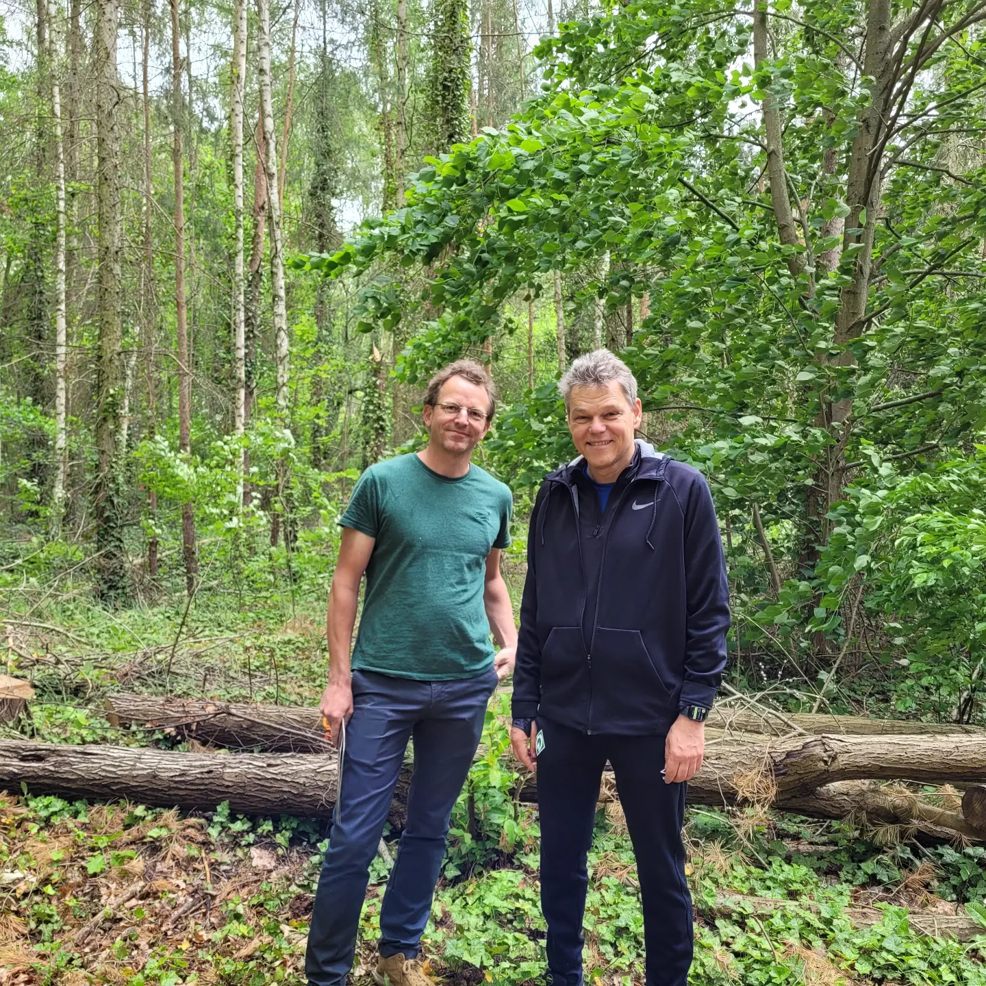 zwei Männer stehen in einem Wald