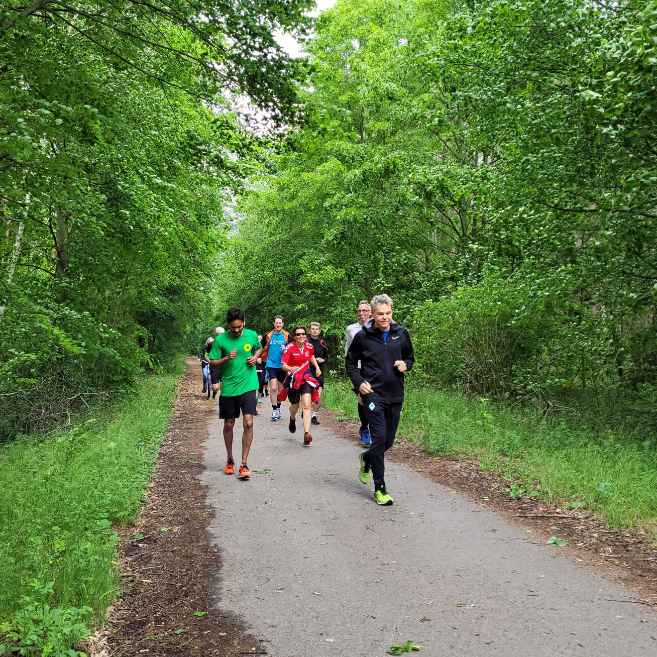 Erwachsene joggen über einen Weg