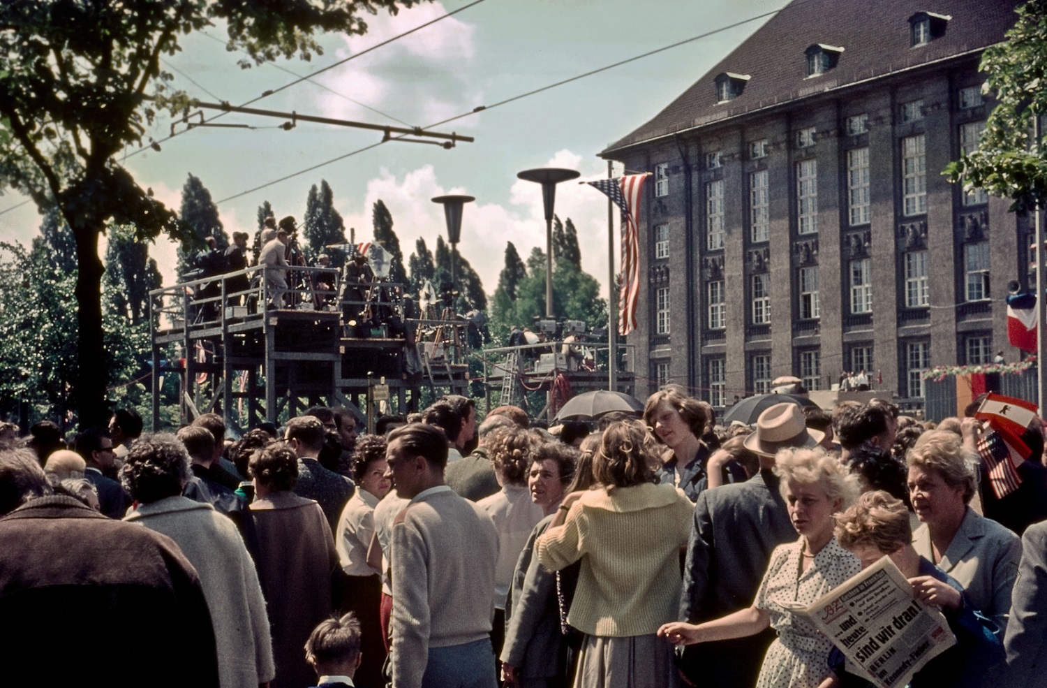 Viele Menschen stehen vor einem großen Gebäude