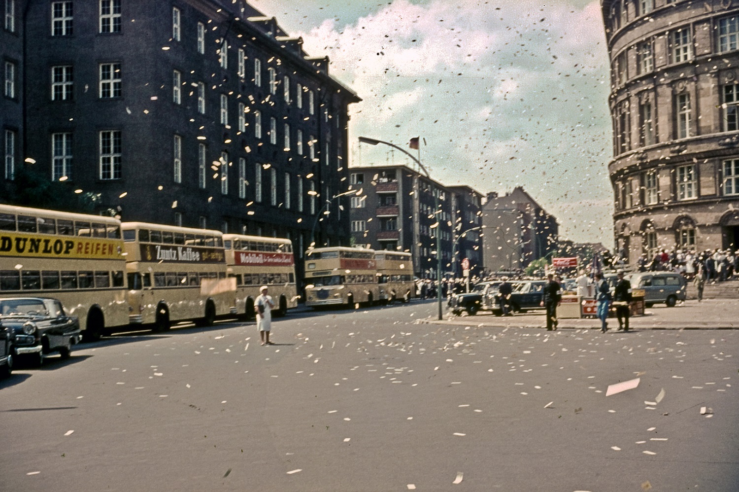 Papierschnipsel ziehen über eine Straße hinweg