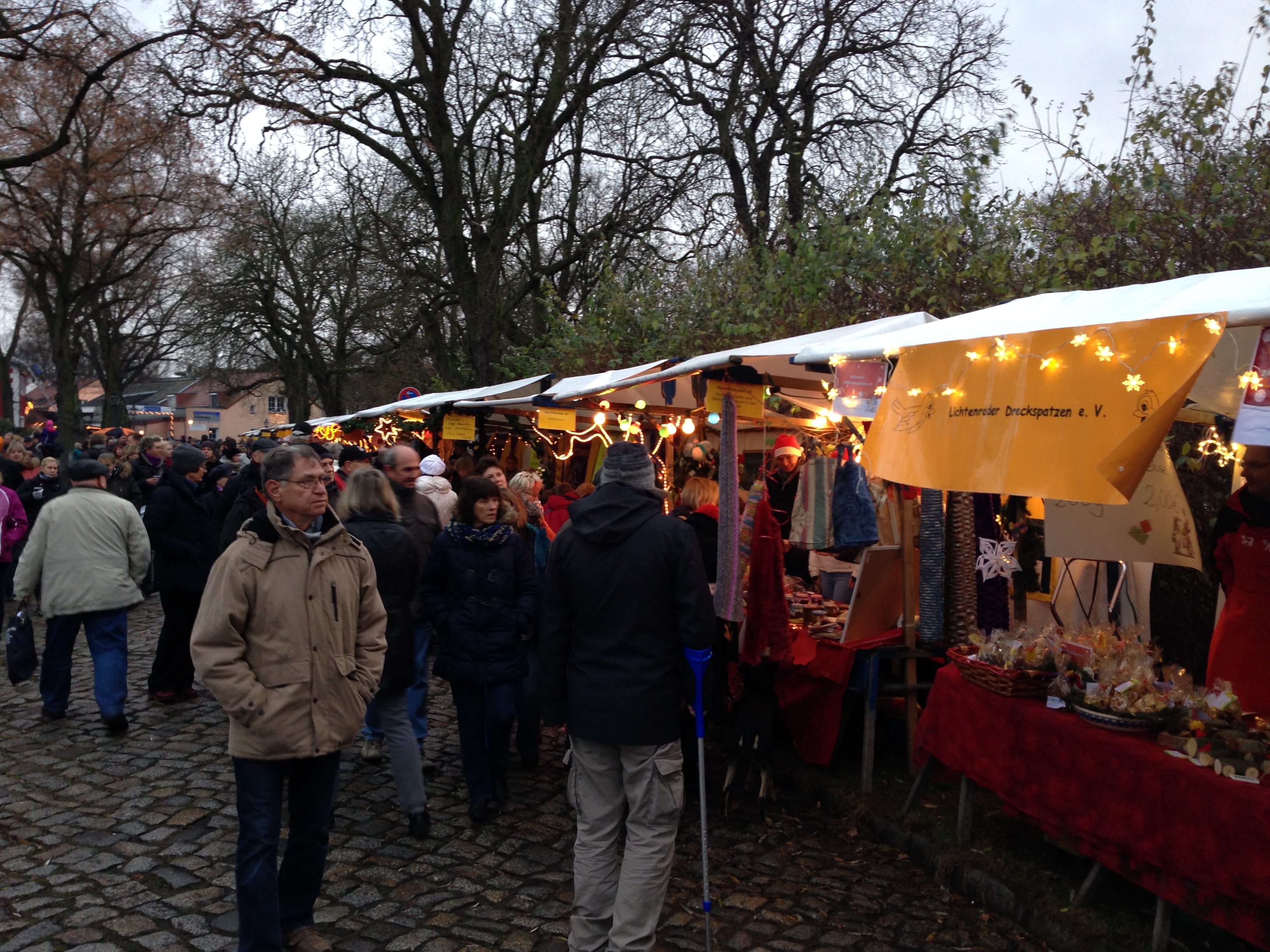 Beleuchtete Stände auf dem Lichtenrader Lichtermarkt